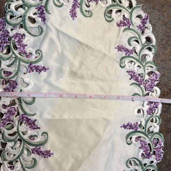Table runner and placemats - Picture 6 of 6